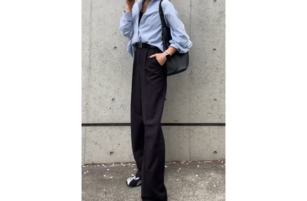 ブルーシャツ×ブラックワイドパンツが大人かっこいい。きれい見えとアクティブ感を両立する着こなし術【40代の毎日コーデ】