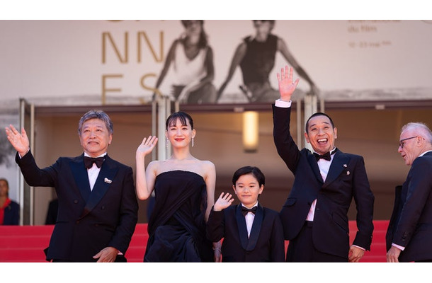 是枝裕和監督、綾瀬はるか、桒木里夢、大悟(千鳥)(C)Kazuko WAKAYAMA