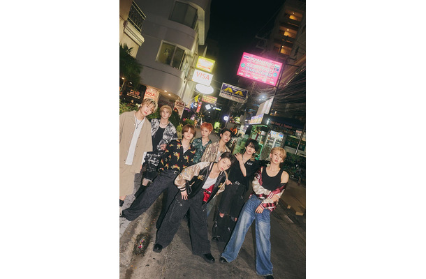 MAZZEL／「MAZZEL 1st photobook with ZEAL」表紙カット（提供写真）