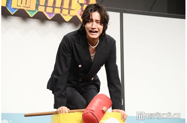 2連続でだるま落としに失敗して嘆く佐野晶哉（C）モデルプレス