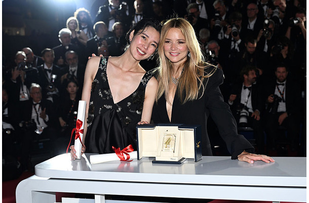 岡本多緒&ヴィルジニー・エフィラ『急に具合が悪くなる』Kate Green Getty Images Entertainment