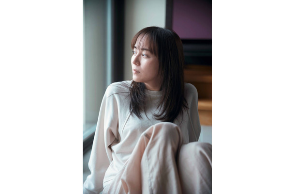 比嘉愛未／撮影：三宮幹史／『比嘉愛未エッセイ集 またね。』（6月10日発売／講談社）より