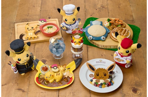 ポケモンカフェ特製かざり付き! ピカピカパフェ ～チョコ＆ベリー～　2,090円（税込）、ピカチュウとピチューのなかよしカレープレート　2,530円（税込）、カビゴンのおひるね てりやきバーガー　2,530円（税込）、ミミッキュのばけのかわオムレツとコーンシチュー　2,530円（税込）、イーブイのカラフルフルーツパンケーキ　2,090円（税込）、ゆけっ! ゲッコウガ! えんまく白桃ドリンク　1,375円（税込）（C）2026 Pokemon. （C）1995-2026 Nintendo/Creatures Inc. /GAME FREAK inc. ポケットモンスター・ポケモン・Pokémonは任天堂・クリーチャーズ・ゲームフリークの商標です。