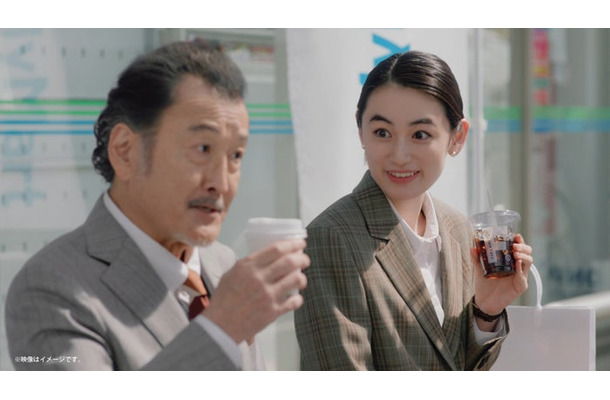 吉田鋼太郎、八木莉可子/新TVCM「FAMIMA CAFE刷新うまさに驚け。」篇(提供写真)
