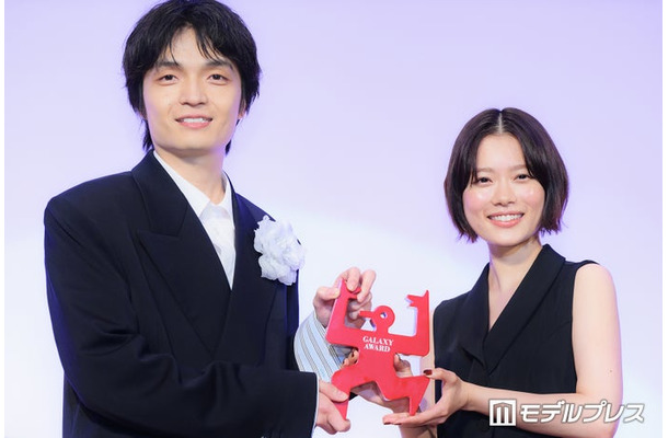 テレビ部門個人賞を受賞した岡山天音、サプライズ登場した杉咲花（C）モデルプレス
