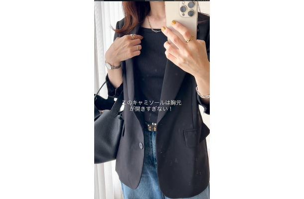 今季のインナーは【ユニクロ】ブラキャミが大本命！胸元が開きすぎない絶妙なカッティングは大人コーデの幅を広げる逸品【40代の毎日コーデ】