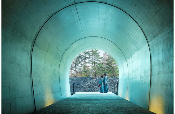 トンネルを抜けると、草津温泉街へつながる（提供写真）