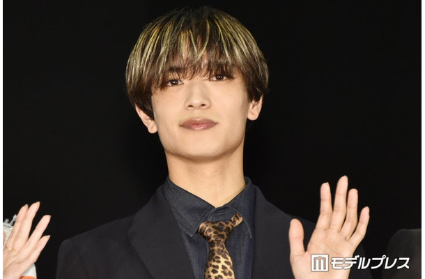 大橋和也の金髪メッシュを引き継いでみたが髪がチリチリになった高橋恭平（C）モデルプレス