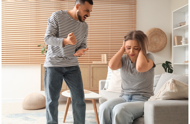 「自称」小説家(無職)のモラハラ夫を支え続けた看護師の妻。ついに殴られた日、夫が大声で叫んだ「信じがたい言葉」とは