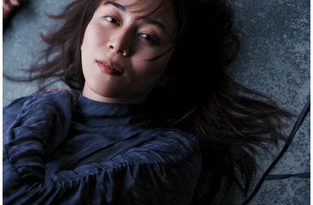 比嘉愛未/撮影:三宮幹史/『比嘉愛未エッセイ集 またね。』(6月10日発売/講談社)より
