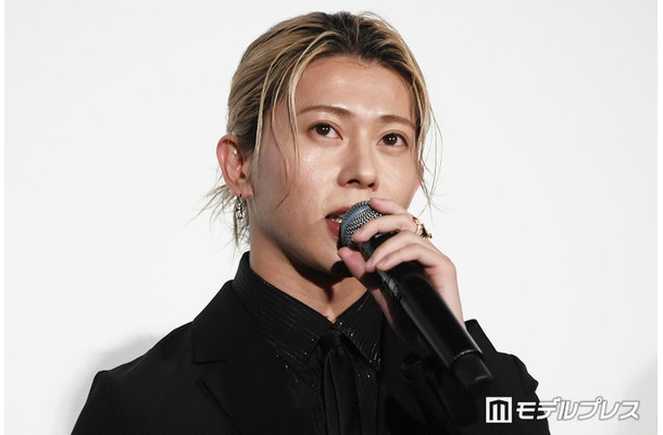 向井康二と“新旧おそ松共演”を果たした末澤誠也(C)モデルプレス