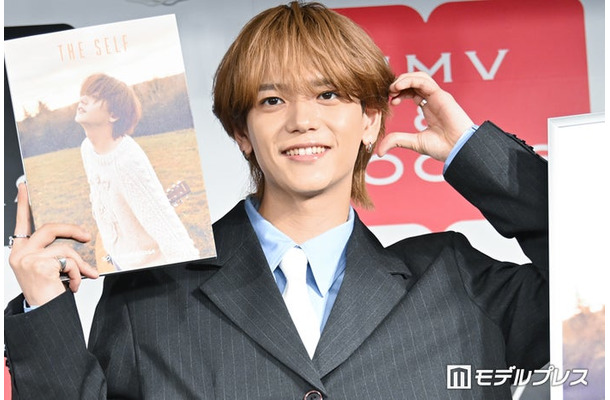 ハートポーズをリクエストされた中島颯太（C）モデルプレス