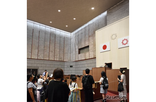 夏休み親子参加イベント「議事堂見学会と投票体験」