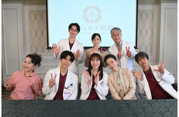 （前列左から）山村紅葉、松島聡、比嘉愛未、真矢ミキ、岡部たかし（後列左から）濱正悟、前田敦子、遠山俊也（C）日本テレビ