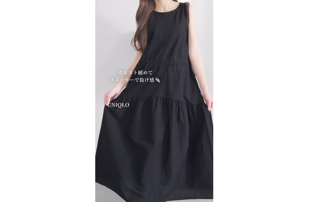 「ユニクロ史上最高にかわいい」という声も!黒のティアードワンピースで完成する大人のやわらかコーデ【40代の毎日コーデ】