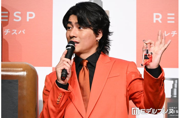 “レチスパ”カラーのオレンジスーツで登場した森本慎太郎「高岸さんではないですよ！」（C）モデルプレス