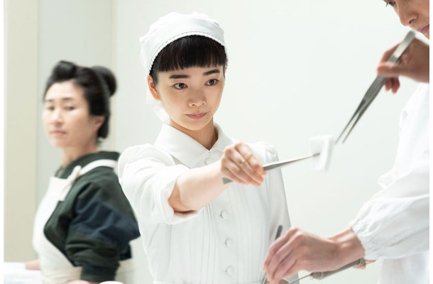 猫背椿、見上愛「風、薫る」第61話（C）NHK
