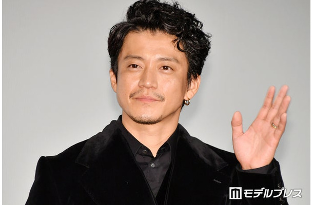 小栗旬(C)モデルプレス