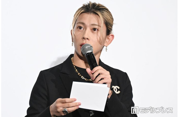 向井康二からのダミーの手紙を読まされる末澤誠也（C）モデルプレス
