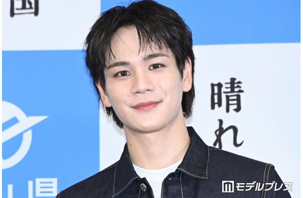 “岡山デニム”姿で登場した豆原一成（C）モデルプレス