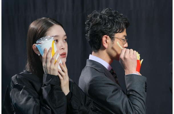 高石あかり、妻夫木聡／新CM「白昼の誘惑 Lが無料」篇メイキングより（提供写真）