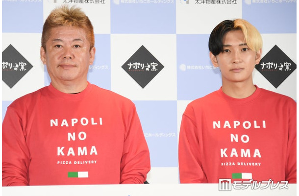 太洋物産事業戦略発表会 堀江貴文氏取締役就任式に登場した堀江貴文氏、ヒカル（C）モデルプレス