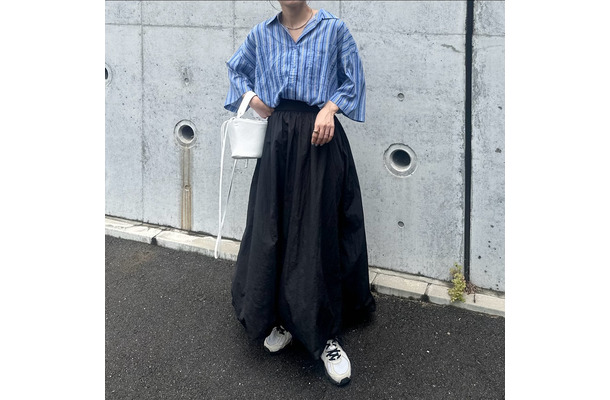 大人世代が圧倒的に使いやすい【ブルーストライプシャツ】。×黒スカートで軽やかに仕上げた爽やかリラックス【40代の毎日コーデ】