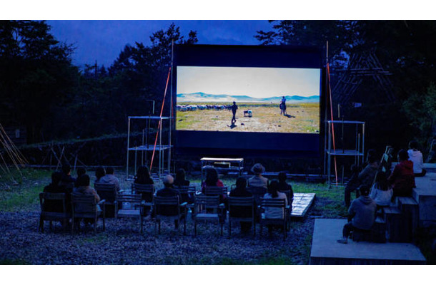 富士山麓に常設アウトドアシネマ「Yamanaka Cinema」誕生　再エネ100％で山中湖の夜に映画体験