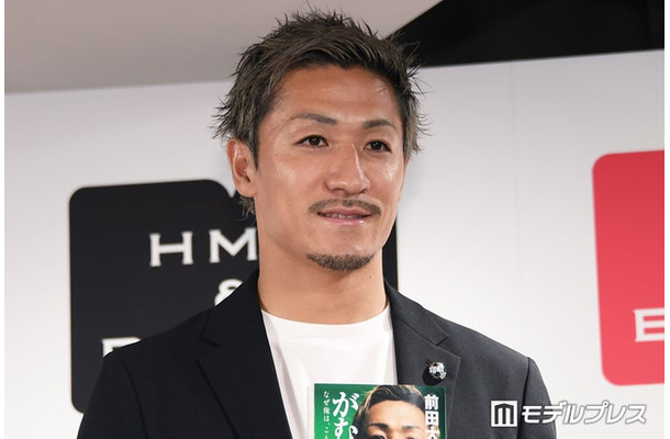 「がむしゃら なぜ俺は、こんなに走るのか——。」お渡し会＆W杯報告会に出席した前田大然選手（C）モデルプレス