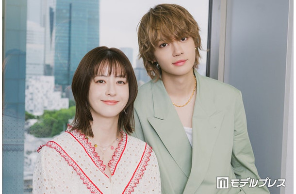 モデルプレスのインタビューに応じた松本若菜、佐野勇斗（C）モデルプレス