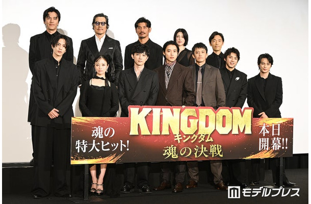 (下段左から)志尊淳、橋本環奈、吉沢亮、山崎賢人、小栗旬、山田裕貴、神尾楓珠(上段左から)要潤、豊川悦司、坂口憲二、三吉彩花、佐藤信介監督(C)モデルプレス