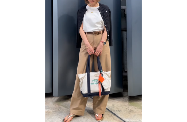 シンプル配色でオシャレ。【ユニクロ】ベージュパンツで仕上げる大人カジュアルな着こなし【40代の毎日コーデ】