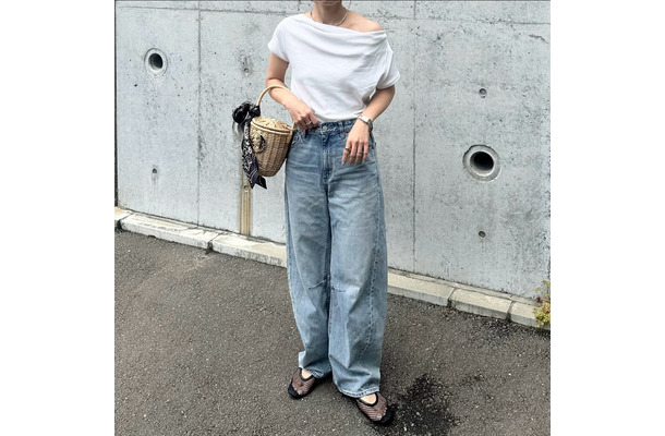 オフショルの抜け感が主役。ワイドデニムで作る大人カジュアル【40代の毎日コーデ】