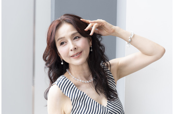 「飛行機のドアが閉まったらひたすら涙を流して泣いていました」。杉本彩、「死ぬほどの痛み」子宮腺筋症と「逆さまになってスマホを持った」血管迷走神経反射の壮絶闘病