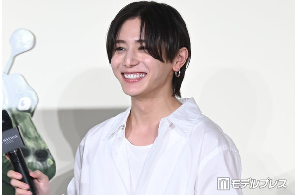 香水を身にまとい「僕を嗅ぎたいですよね?」と問う山田涼介(C)モデルプレス