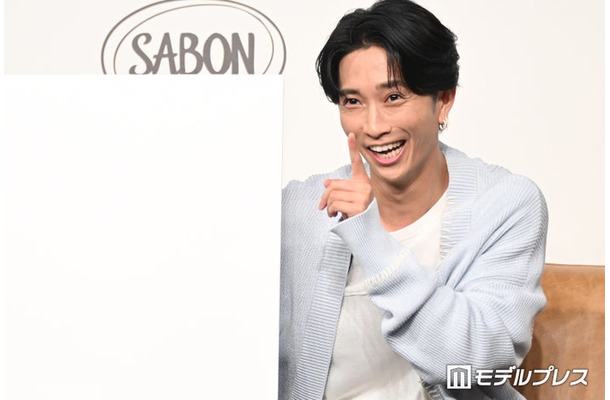 フリップ披露で白紙を見せ「ビビったべ」と報道陣にいたずらを仕掛ける田中樹(C)モデルプレス