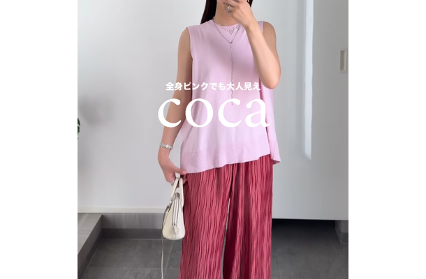 全身ピンクで大人見え。ウェーブプリーツパンツは着心地とキレイ見えを叶える大人に映える一枚【40代の毎日コーデ】