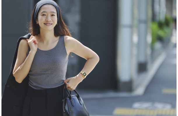 「四十肩に悩まされる私の頼れる存在に」45歳人気スタイリスト樋口かほりさんが壮絶な“オバ見え”肩コリケアから脱却できた「ただならぬタンクトップ」とは