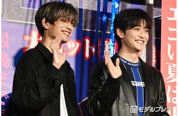 どちらが笑顔で手を振れるか張り合う（？）W高橋（高橋恭平＆高橋文哉）（C）モデルプレス