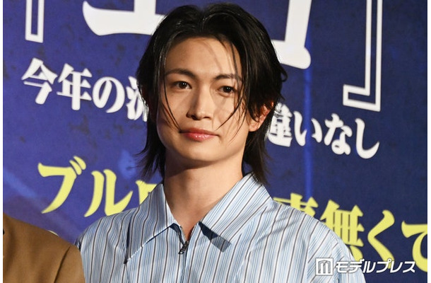 台本になかった演出が採用された綱啓永（C）モデルプレス
