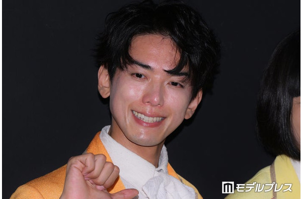 囲み取材に出席したじん（C）モデルプレス
