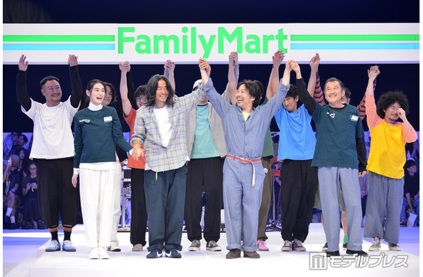 （前列左から）八木莉可子、落合宏理、曽我部恵一、吉田鋼太郎（C）モデルプレス