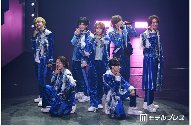なにわ男子「初心LOVE」を披露したAmBitious(左下から時計回りに)井上一太、岡佑吏、真弓孟之、浦陸斗、永岡蓮王、大内リオン、山中一輝(C)モデルプレス