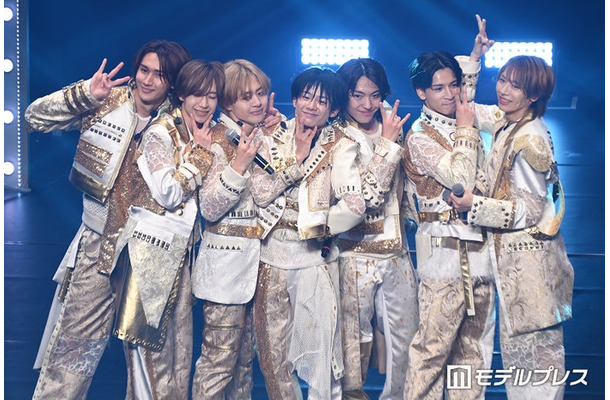 新曲「AmBitious 関西 World」を披露したAmBitious(左から)大内リオン、永岡蓮王、岡佑吏、真弓孟之、井上一太、山中一輝、浦陸斗(C)モデルプレス