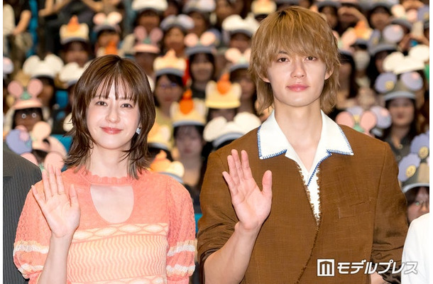 松本若菜、佐野勇斗（C）モデルプレス