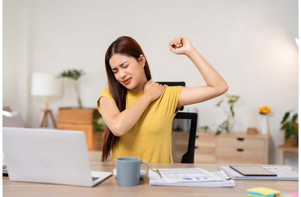 「手が後ろで組めない」原因は肩甲骨にあり? 1分で肩こりスッキリ「肩甲骨はがし」