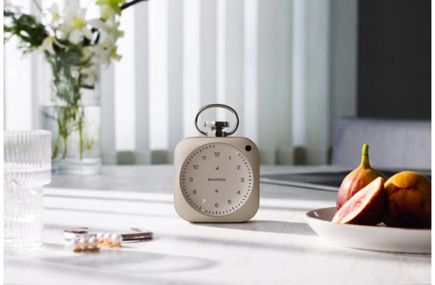 バルミューダの「The Clock」に特別カラー・シャンパンゴールドが登場。新機能「ナイトルーティン」も話題に