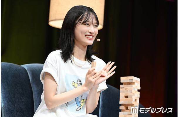 ジェンガを楽しむ山下美月（C）モデルプレス