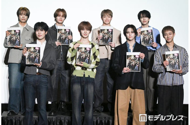 「MAZZEL 1st photobook with ZEAL」発売記念トークショー囲み取材に出席したMAZZEL／（後列左から）TAKUTO、KAIRYU、RYUKI、EIKI（前列左から）HAYATO、NAOYA、RAN、SEITO （C）モデルプレス