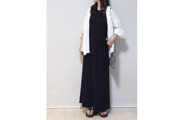 毎日着たくなる。【ノースリ黒ワンピ×白シャツ】モノトーンでまとめるすっきりシルエット【40代の毎日コーデ】